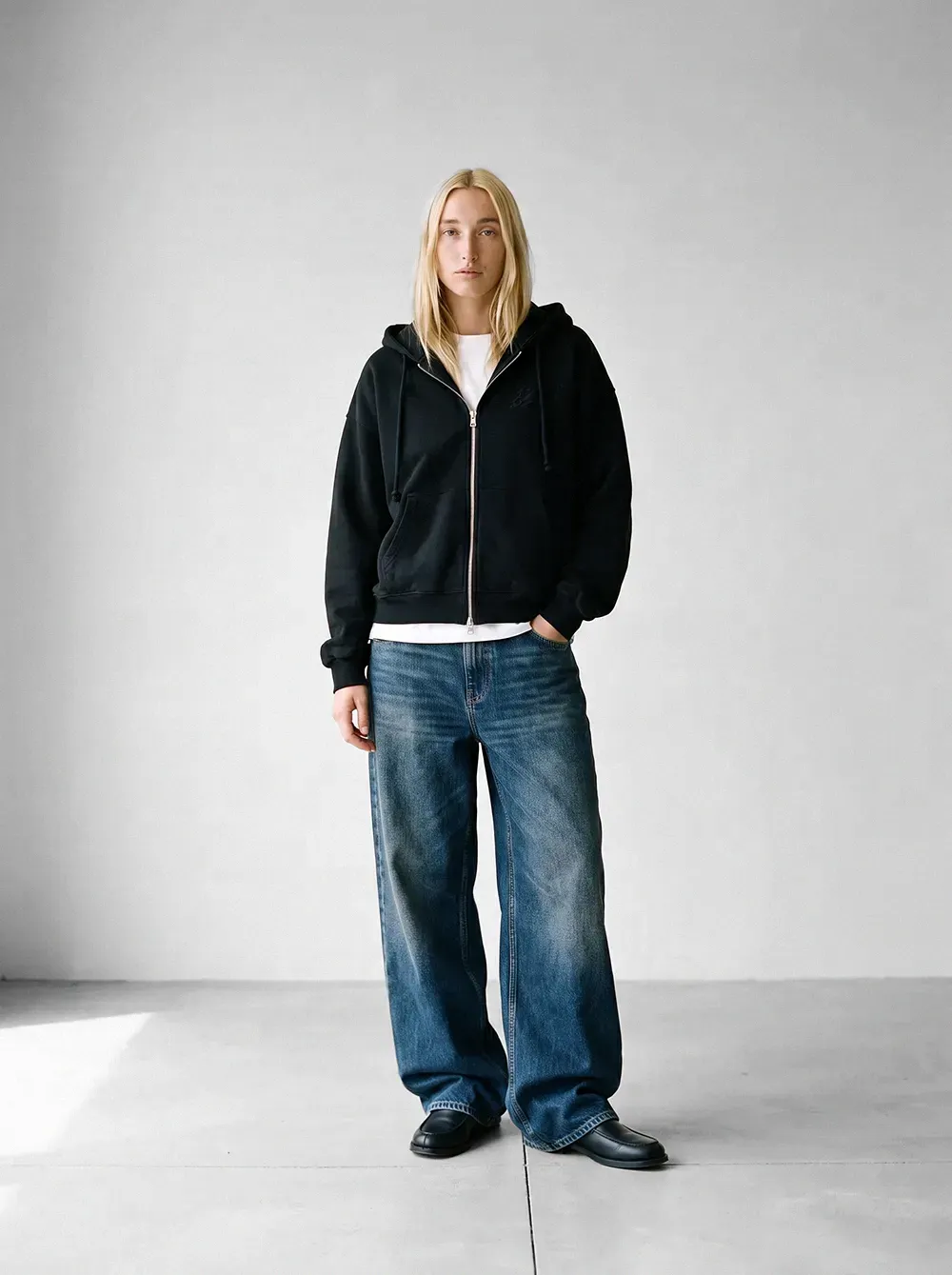 Zip Hoodie Schwarz – am Modell
