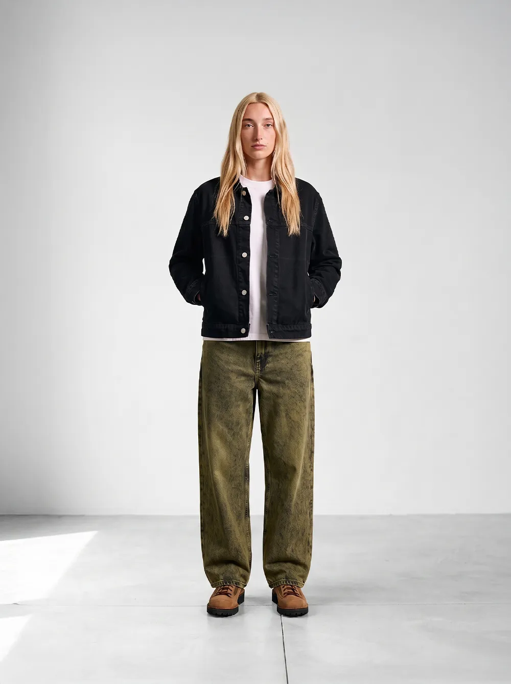 Baggy Jeans Grün – am Modell