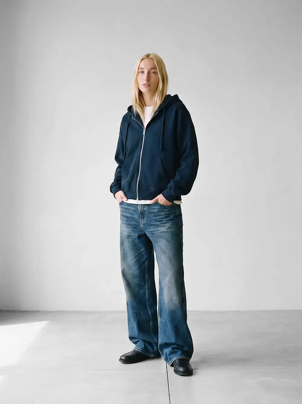 Zip Hoodie Blau – am Modell