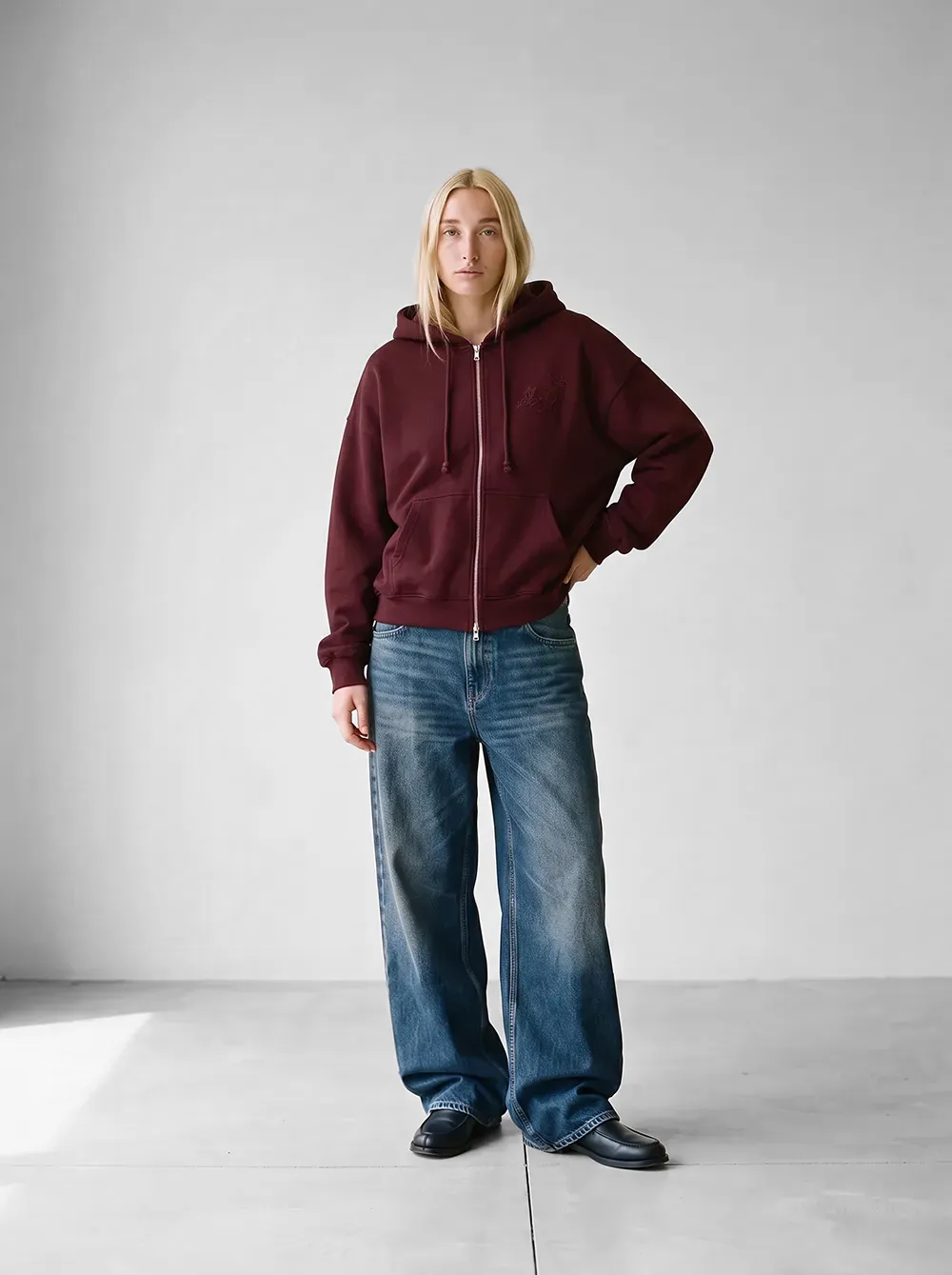 Zip Hoodie Rot – am Modell